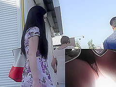 Upkirt view of the amateur woman caught in public
