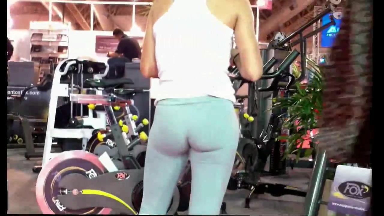 Candid ass in leggings bend over