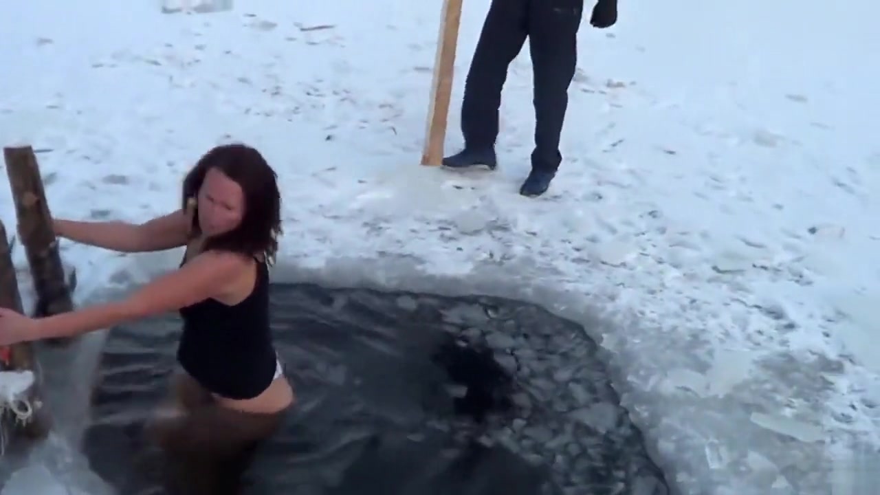 Brave Russian woman swims in the ice-cold water