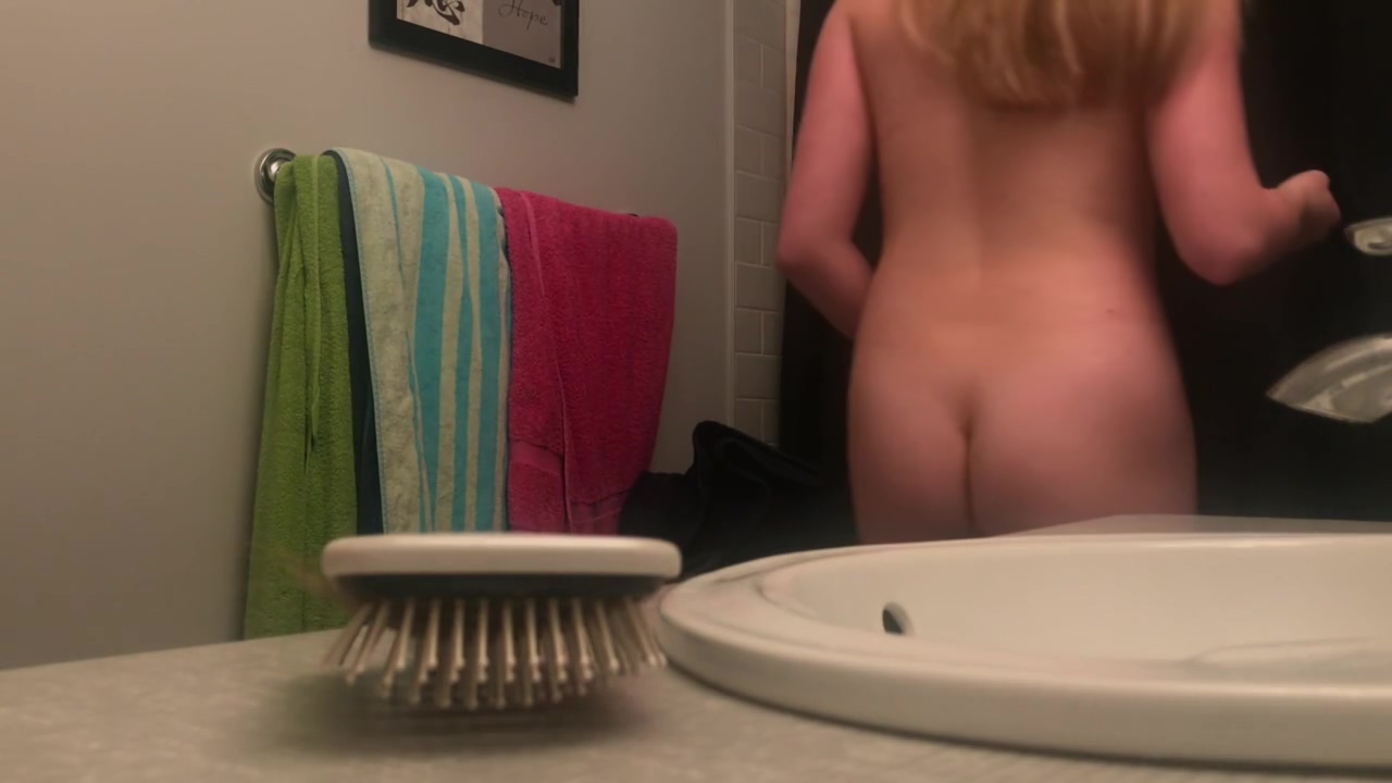 HIGH SCHOOL HOTTIE caught on hidden camera in bathroom for shower photo