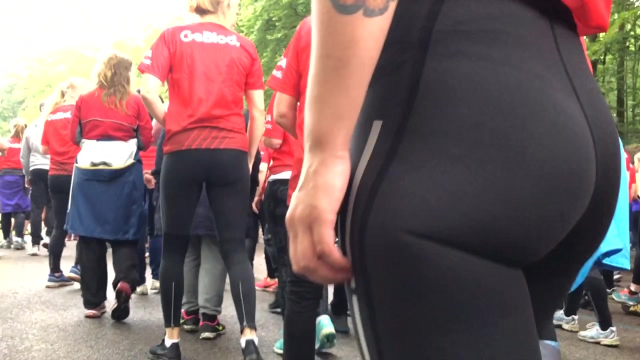 you can see her cameltoe and sexy thong under the lycra