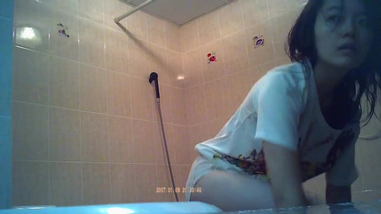 Encantadora asiática desnuda en la ducha