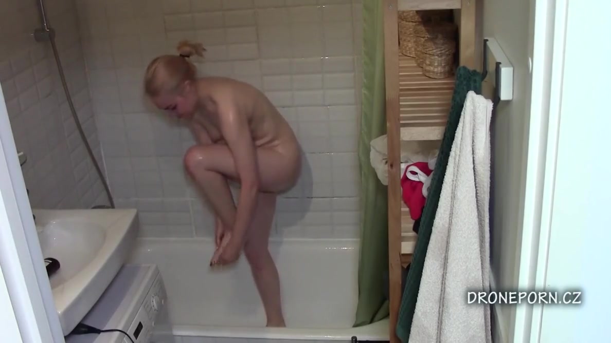 hermosa adolescente enjabonando su hermoso cuerpo desnudo en la bañera