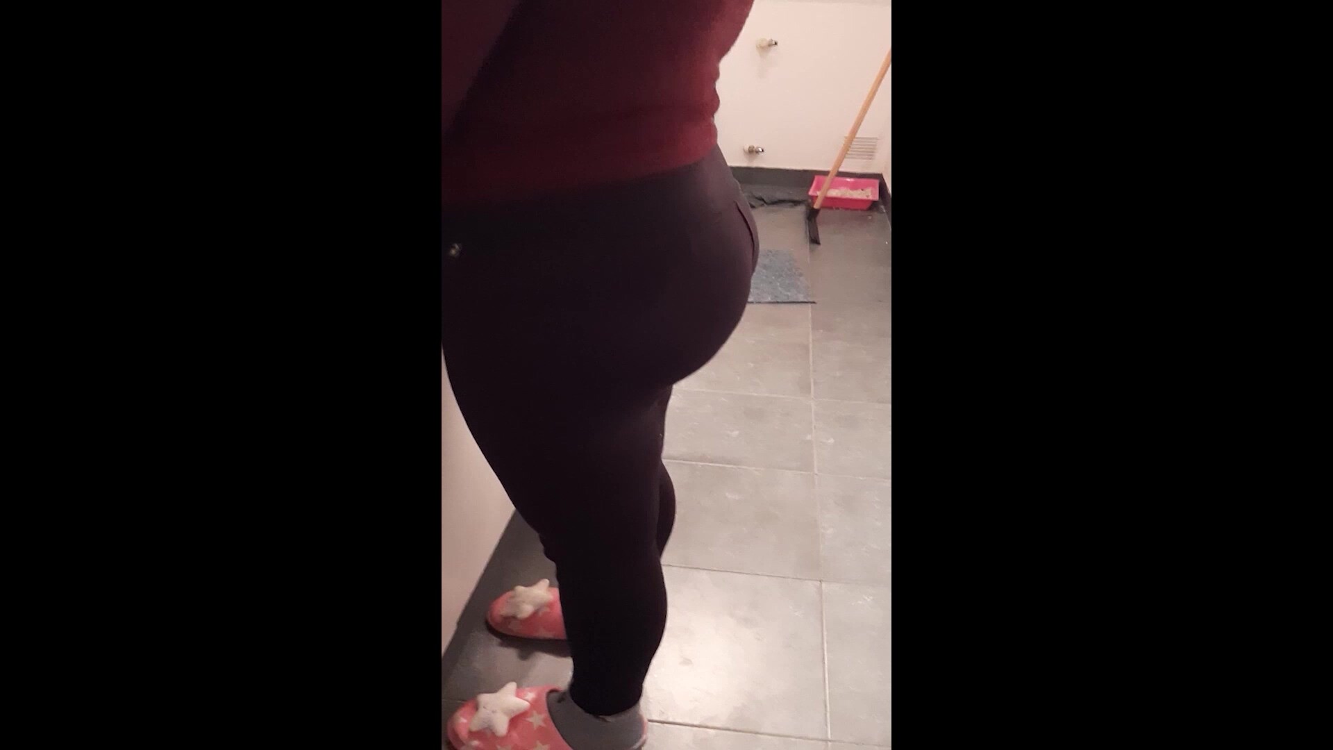 Huge ASS Latina housewife black leggins recording by service pic image